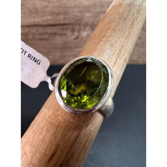 NEW size 7.5 peridot oval cut gemstone sterling silver ring 5.96 grams - Picture 2 of 16